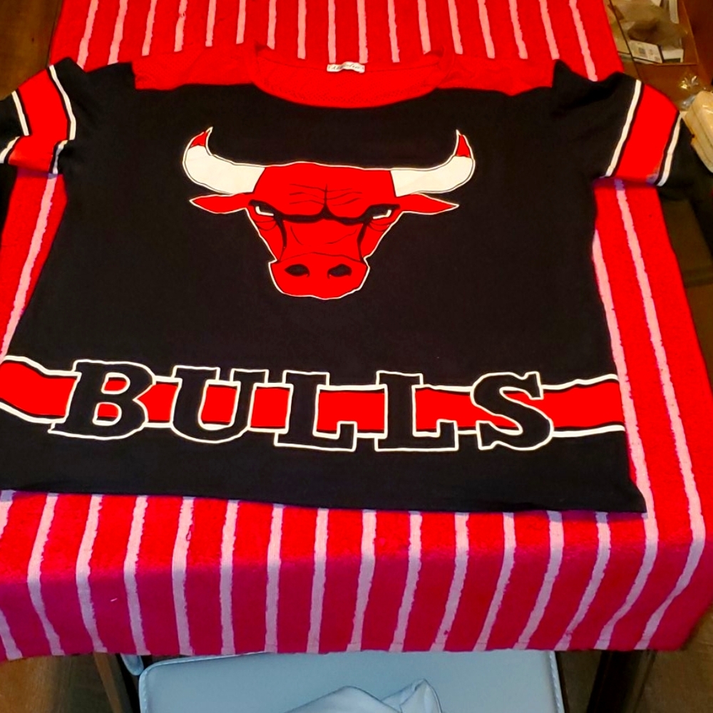 Natalia women bulls shirt m/large price firm